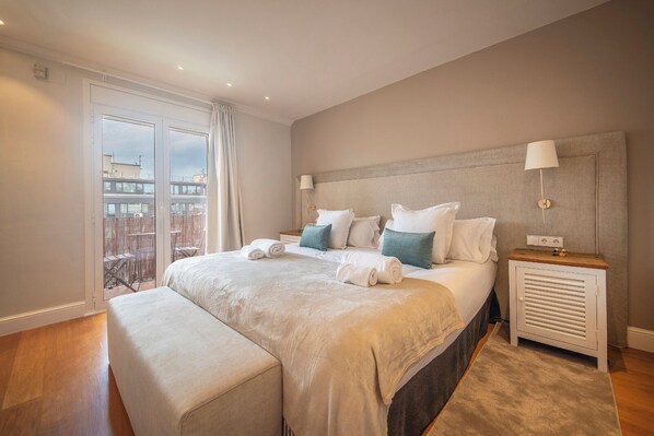 5 bedrooms, in-room safe, desk, iron/ironing board