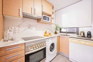 Réfrigérateur, four à micro-ondes, un four, surface de cuisson