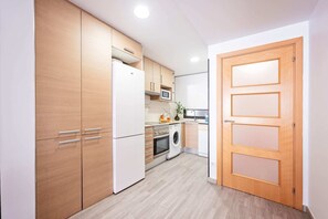 Kjøleskap, mikrobølgeovn, ovn og kokeplater