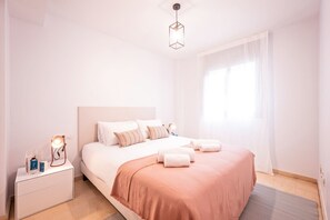 2 slaapkamers, een strijkplank/strijkijzer, gratis wifi, beddengoed