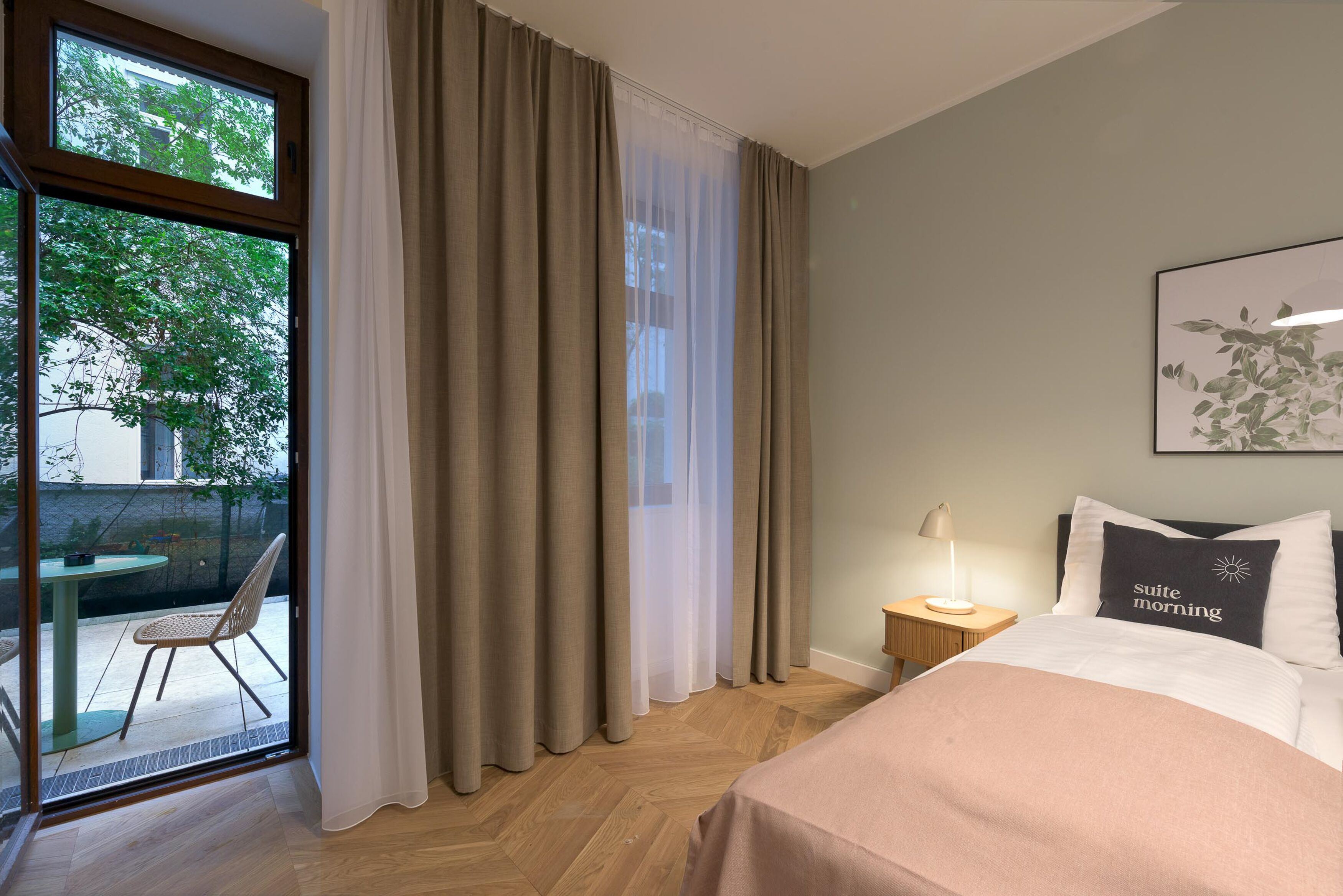 Comfort Suite mit 1 Schlafzimmer und Balkon | Schreibtisch, laptopgeeigneter Arbeitsplatz, kostenloses WLAN