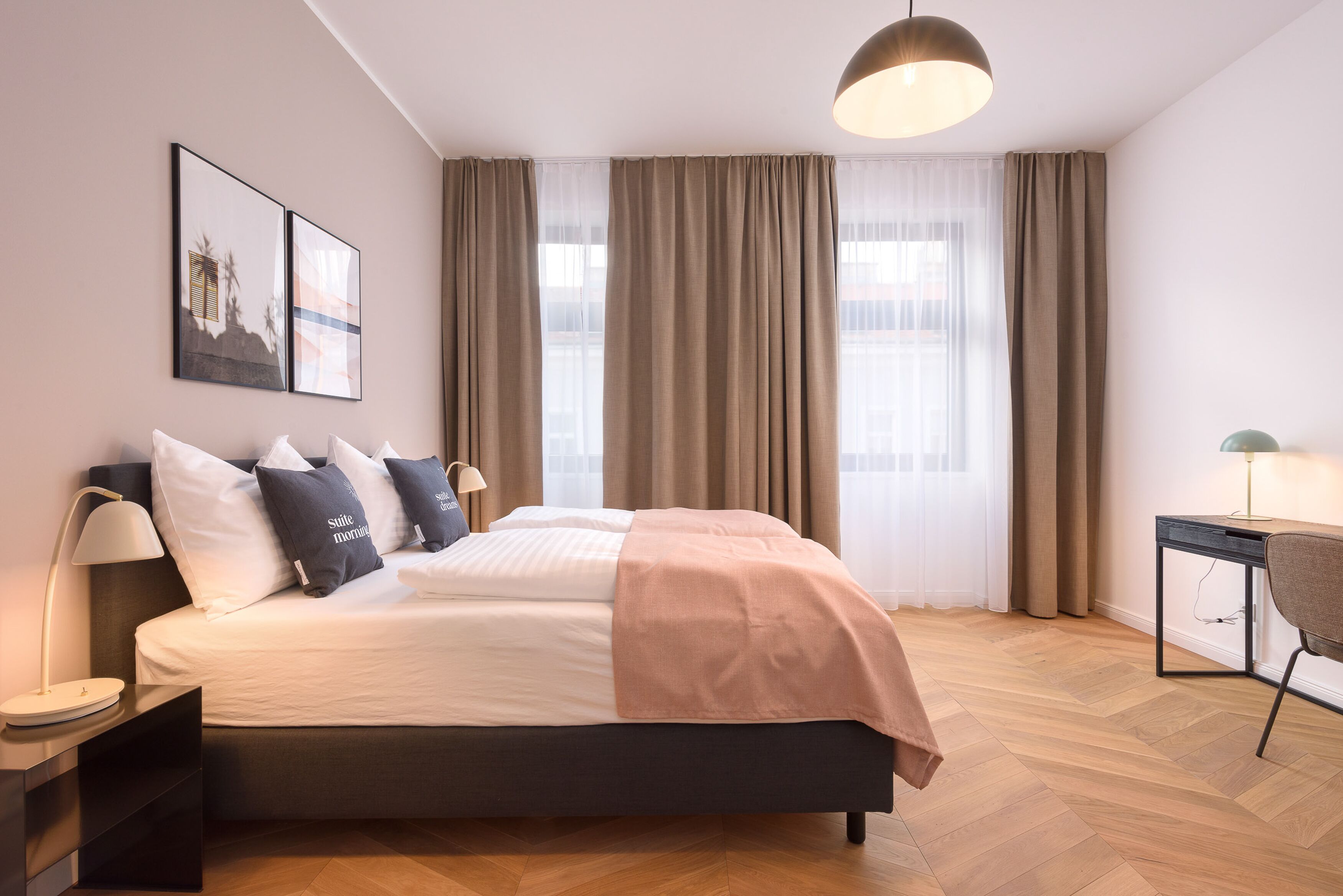 Una camera da letto moderna con un letto grande, una scrivania e una sedia.