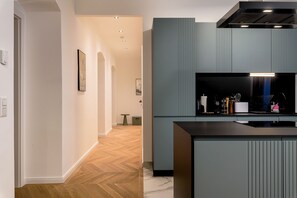 Refrigerador, placa de cocina, cafetera expreso, tetera/pava eléctrica