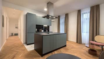 Comfort Suite mit zwei Schlafzimmern und Balkon | Eigene Küche | Kühlschrank, Herdplatte, Espressomaschine, Wasserkocher