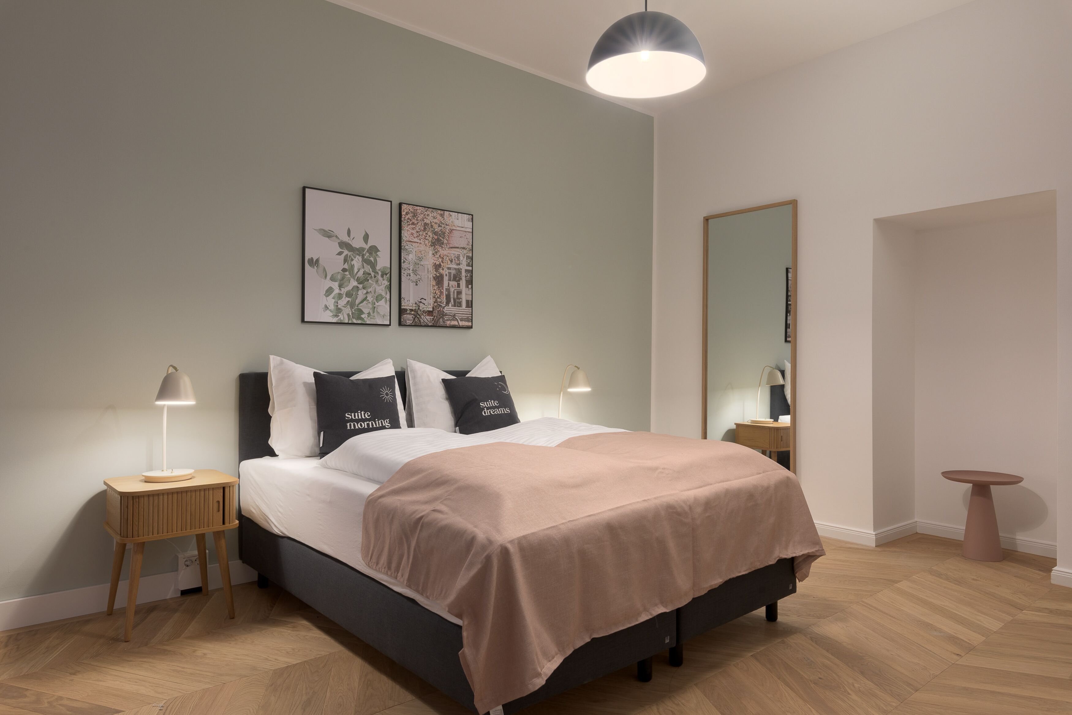 Een moderne slaapkamer met een bed, nachtkastjes en wanddecoratie.