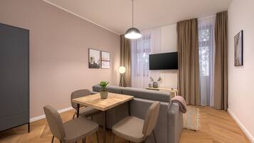 Suite mit 1 Schlafzimmer und Balkon | Wohnbereich | Flachbildfernseher