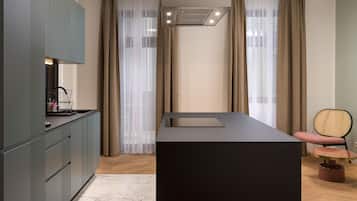 Apartamento | Cocina privada | Frigorífico, placa de cocina y máquina de café espresso