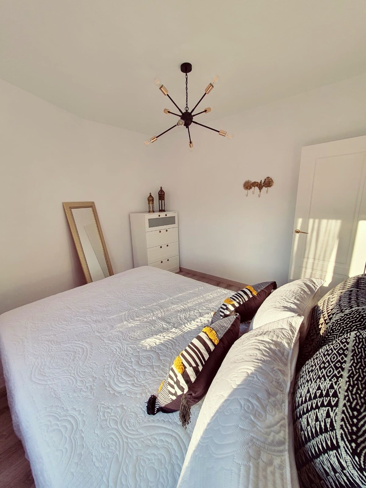 3 habitaciones, escritorio, tabla de planchar con plancha y wifi gratis 