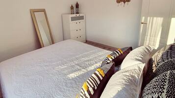 3 habitaciones, escritorio, tabla de planchar con plancha y wifi gratis