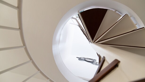 A spiral staircase with a circular design and a skylight at the top. - Figueres Center A 4-minute walk from the Dalí Museum! Spirals Stairs Duplex terrace (Figueres)