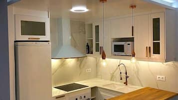 Frigorífico, microondas, horno y placa de cocina