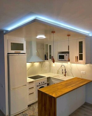 Fridge, microwave, oven, stovetop - Figueres Center A 4-minute walk from the Dalí Museum! Spirals Stairs Duplex terrace (Figueres)