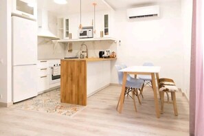 Fridge, microwave, oven, stovetop - Figueres Center A 4-minute walk from the Dalí Museum! Spirals Stairs Duplex terrace (Figueres)