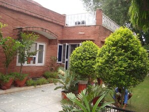 Property grounds - Col Sharma's Homestay A/C Room (Agra)