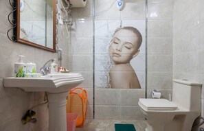 Chuveiro, secador de cabelo, toalhas de banho, sabonete