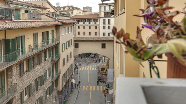 A narrow street with buildings on either side, a pedestrian crossing, and a sign indicating a restaurant. - Studio Suite With Elevator Near the Old Bridge (Florence)