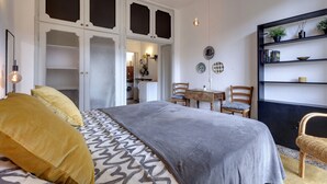 A bedroom with a bed, a wardrobe, a desk, and a bookshelf. - Studio Suite With Elevator Near the Old Bridge (Florence)