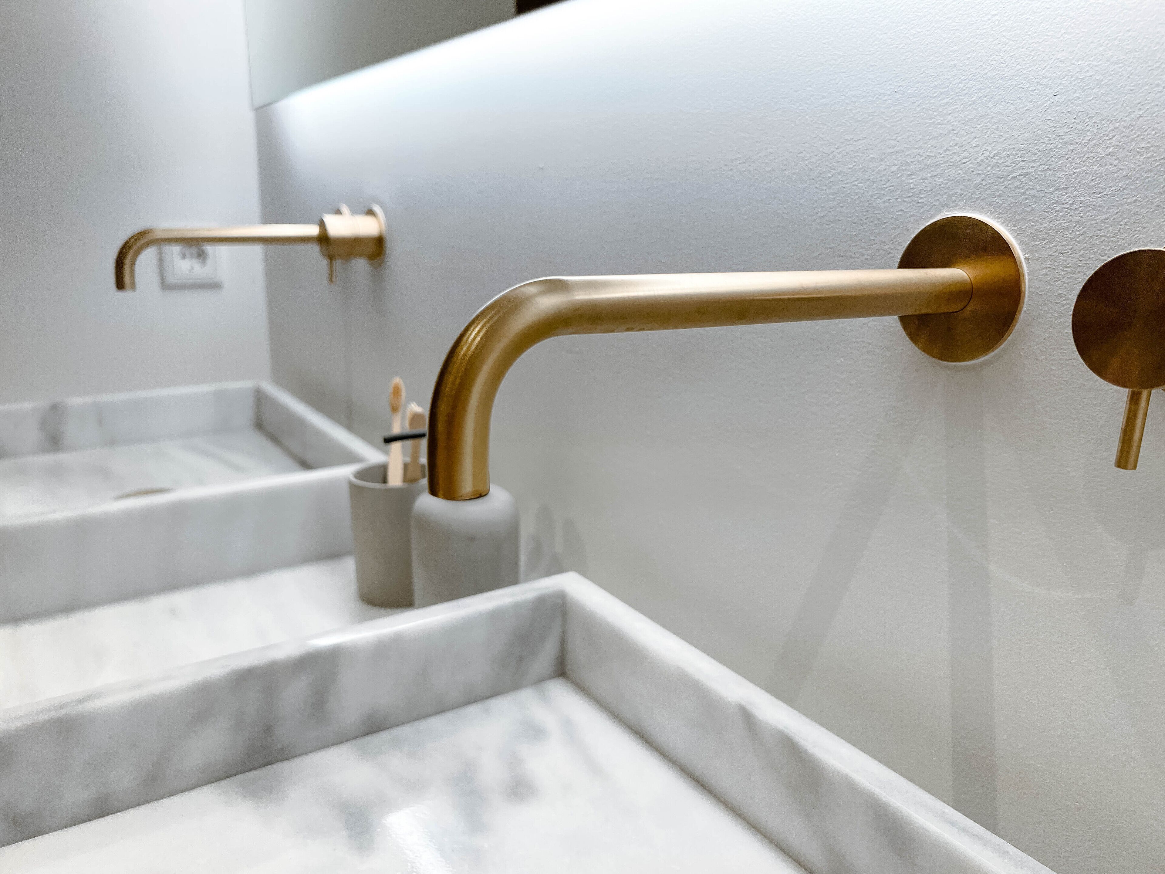 Een douche, een haardroger, handdoeken, zeep