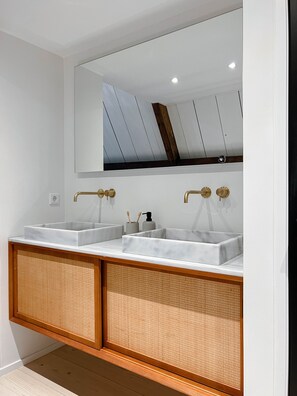 Douche, sèche-cheveux, serviettes fournies, savon