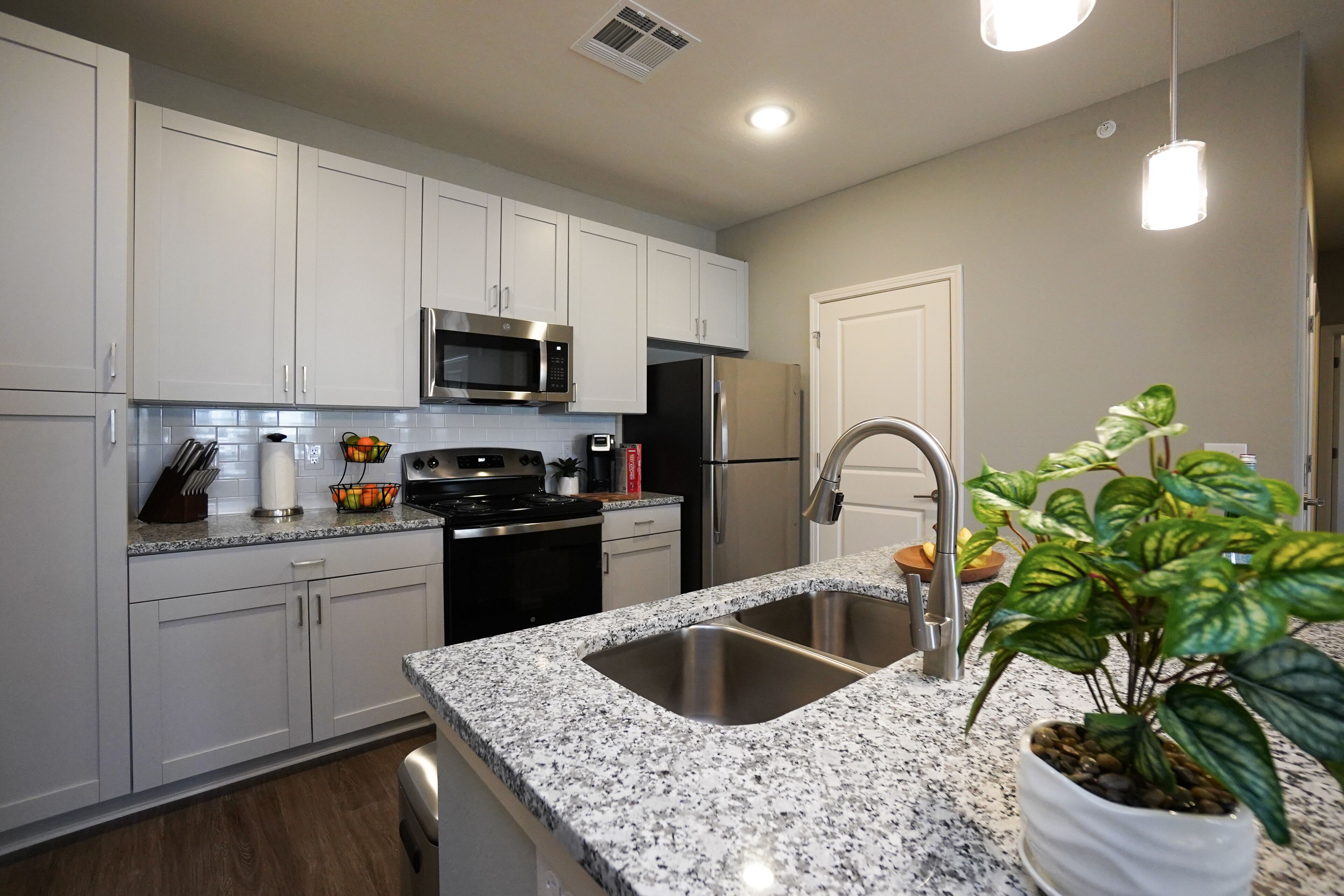 Barsala - Beautiful 1BD; swimming pool with cabana lounging areas