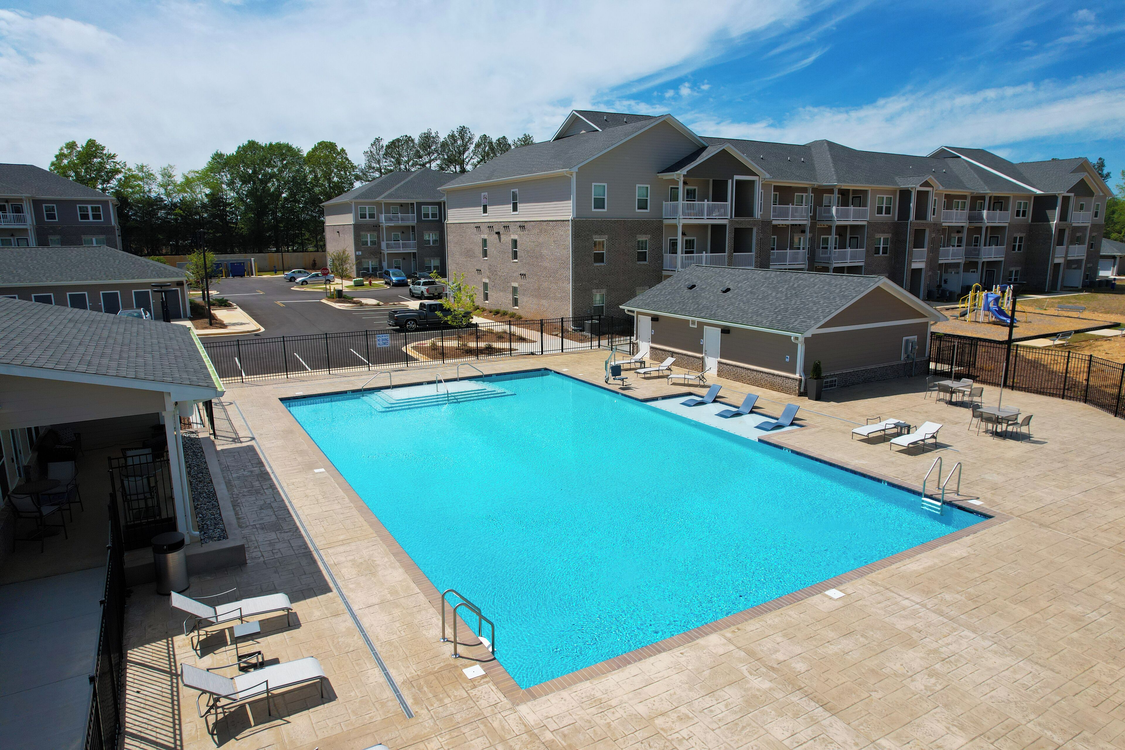 Barsala - Beautiful 1BD; swimming pool with cabana lounging areas