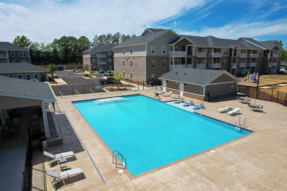 Barsala - Beautiful 1BD; swimming pool with cabana lounging areas