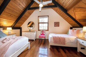 3 bedrooms, iron/ironing board, WiFi, bed sheets - Willunga Cottage- Sleeps 6, Pool (Willunga)
