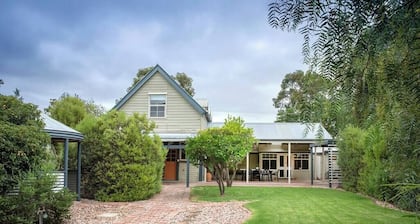 Willunga Cottage- Sleeps 6, Pool