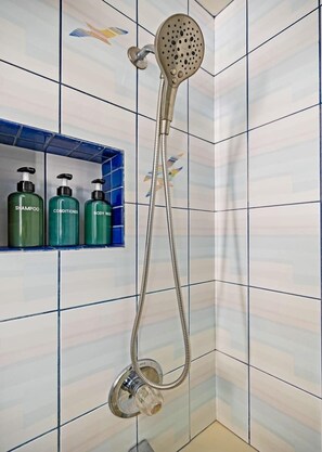 Baignoire, séchoir à cheveux, serviettes fournies