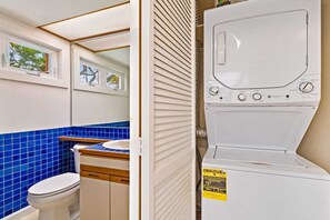 Badewanne, Haartrockner, Handtücher