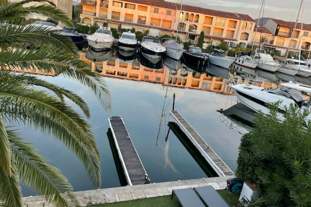 Magnificent Villa with a large private mooring