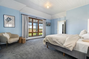 4 bedrooms, iron/ironing board, WiFi, bed sheets - Old Alloway House - Sleeps 11 - Farm Stay (Eglinton)