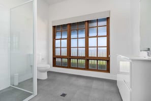 Shower, hair dryer, towels, soap - Old Alloway House - Sleeps 11 - Farm Stay (Eglinton)