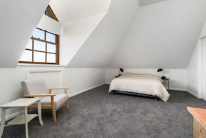 4 habitaciones, tabla de planchar con plancha, wifi y ropa de cama 