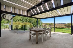 Outdoor dining - 'Old Alloway'- 7 Bedrooms/ Sleeps 17 -9mins to CBD (Eglinton)