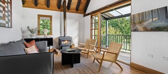 'Old Alloway'- 7 Bedrooms/ Sleeps 17 -9mins to CBD