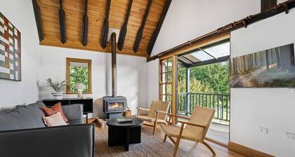 'Old Alloway'- 7 Bedrooms/ Sleeps 17 -9mins to CBD