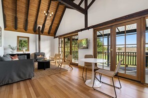 TV, fireplace - 'Old Alloway'- 7 Bedrooms/ Sleeps 17 -9mins to CBD (Eglinton)