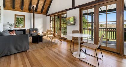 'Old Alloway'- 7 Bedrooms/ Sleeps 17 -9mins to CBD