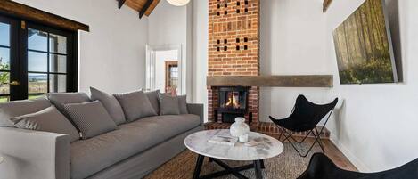 Televisión y chimenea