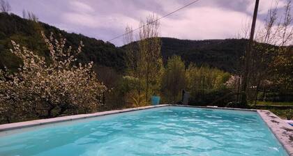 Villa avec piscine et riviére privé