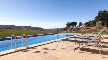Una piscina al aire libre, una piscina climatizada