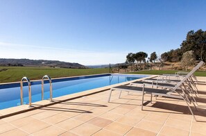 Una piscina al aire libre, una piscina climatizada
