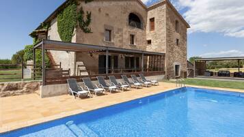Una piscina al aire libre, una piscina climatizada