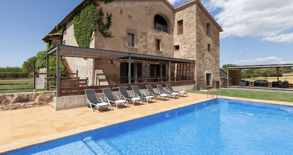 Una piscina al aire libre, una piscina climatizada