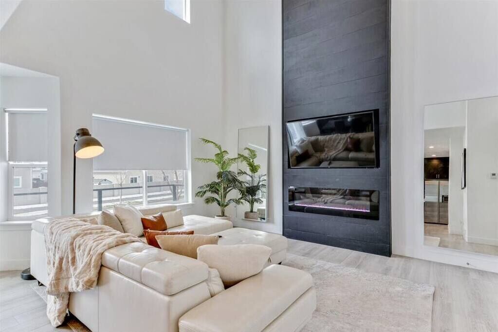 Right off Freeway, Quiet Neighborhood, King Bed!