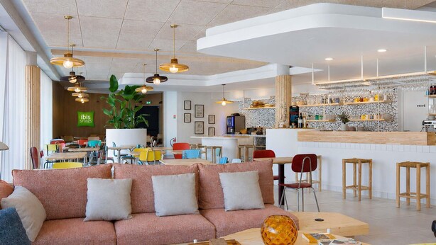 Un interior moderno con sofá, mesa de centro y zona de bar.