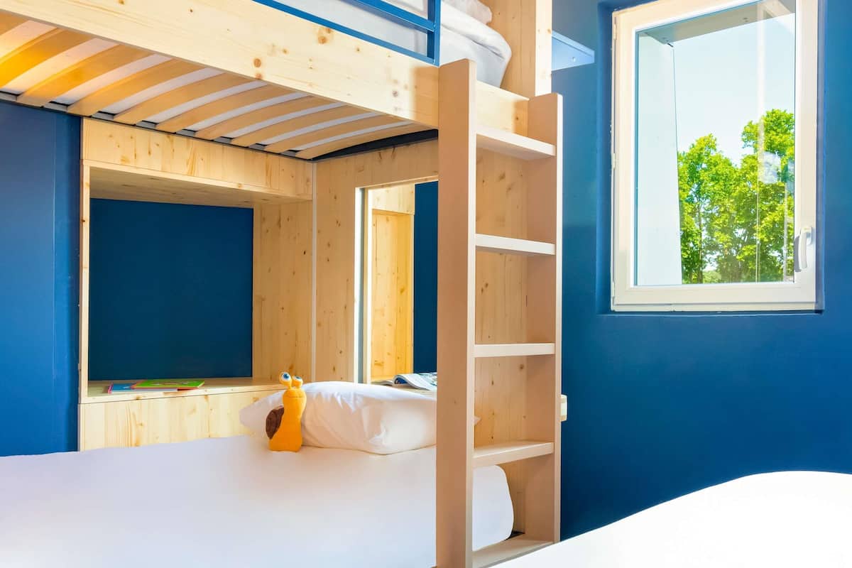 Laptop workspace, soundproofing, iron/ironing board, free WiFi