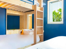 Ropa de cama de alta calidad y espacio para trabajar con laptop 