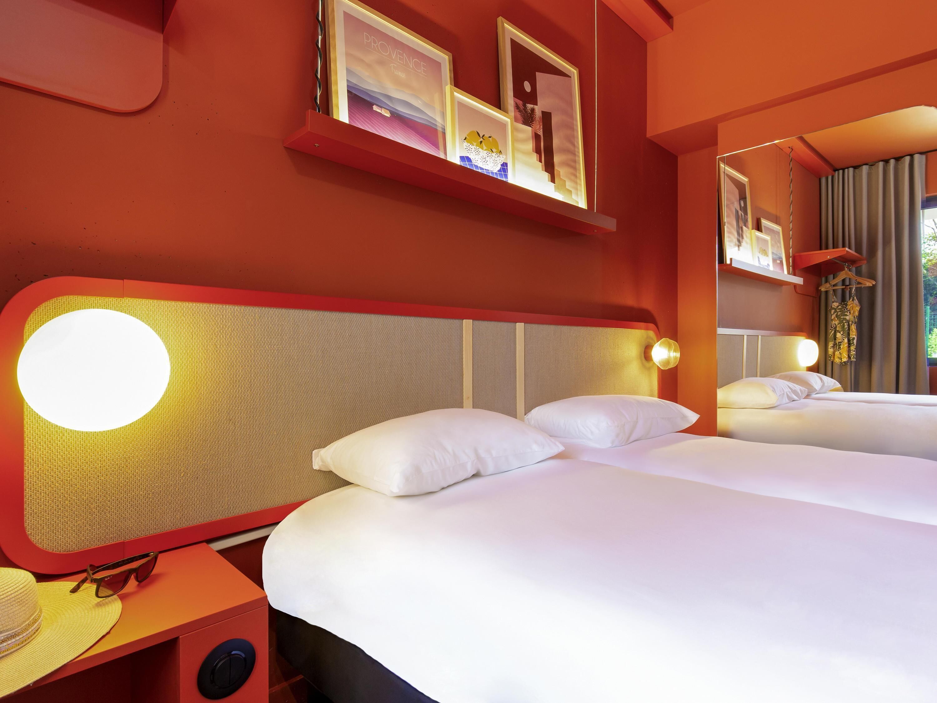 Habitación clásica con 2 camas individuales, 2 camas individuales (POP Room) | Ropa de cama de alta calidad y espacio para trabajar con laptop 